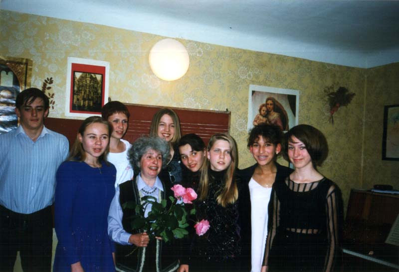 С группой выпускников 1999 года